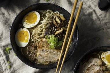 Ev yapımı Japon domuz Tonkotsu Ramen mantar ve yumurta