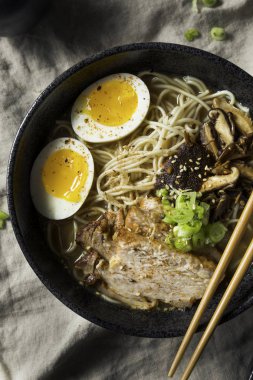 Ev yapımı Japon domuz Tonkotsu Ramen mantar ve yumurta