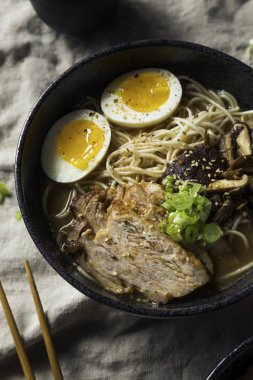 Ev yapımı Japon domuz Tonkotsu Ramen mantar ve yumurta