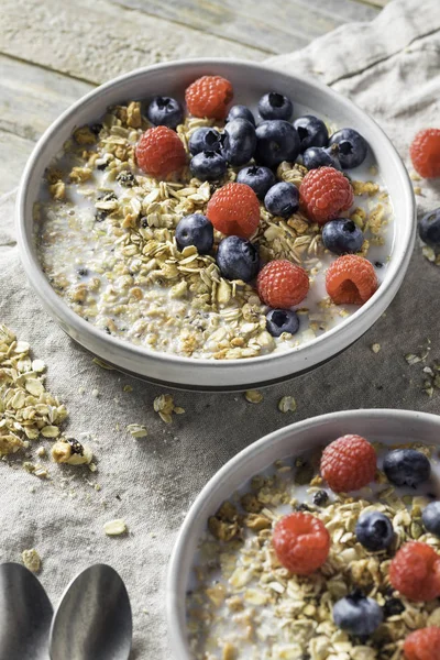 Cereal Casero Sano Del Desayuno Muesli Con Leche Bayas —  Fotos de Stock