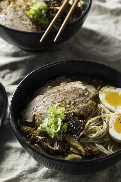 Ev yapımı Japon domuz Tonkotsu Ramen mantar ve yumurta