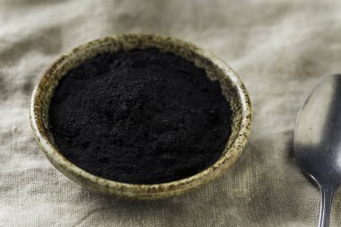 Ham organik siyah aktif kömür bir kase