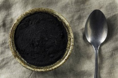 Ham organik siyah aktif kömür bir kase