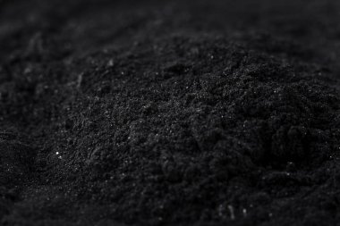 Ham organik siyah aktif kömür bir kase