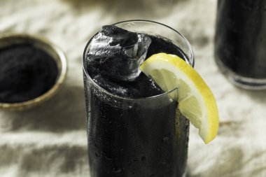 Ferahlatıcı siyah aktif kömür Limonata Detoks içeceği