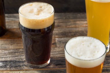 Ferahlatıcı soğuk zanaat bira çeşitlilikte Ipa Lager ve yiğit