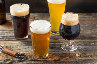Ferahlatıcı soğuk zanaat bira çeşitlilikte Ipa Lager ve yiğit