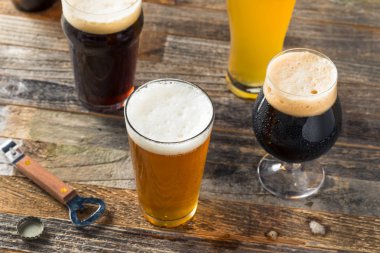 Ferahlatıcı soğuk zanaat bira çeşitlilikte Ipa Lager ve yiğit