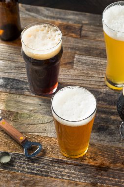 Ferahlatıcı soğuk zanaat bira çeşitlilikte Ipa Lager ve yiğit