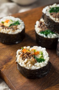 Ev yapımı Kore Kimbap pirinç sığır eti ve sebzeler ile rulo
