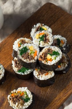 Ev yapımı Kore Kimbap pirinç sığır eti ve sebzeler ile rulo