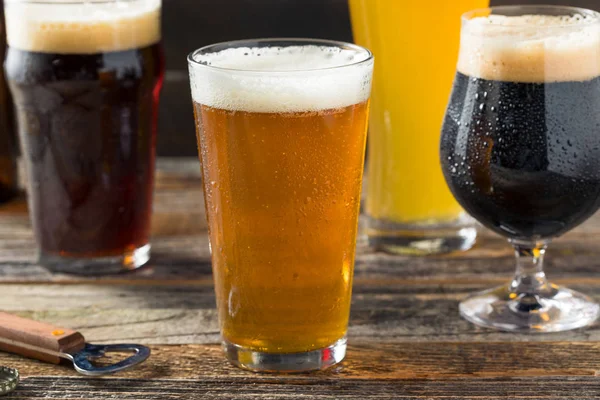 Ferahlatıcı soğuk zanaat bira çeşitlilikte Ipa Lager ve yiğit