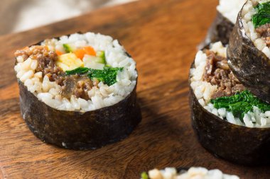 Ev yapımı Kore Kimbap pirinç sığır eti ve sebzeler ile rulo