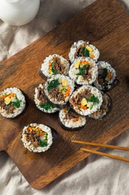 Ev yapımı Kore Kimbap pirinç sığır eti ve sebzeler ile rulo