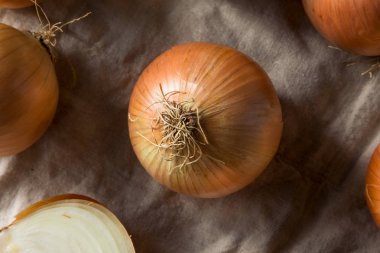 Ham organik sarı tatlı soğan yemek için hazır