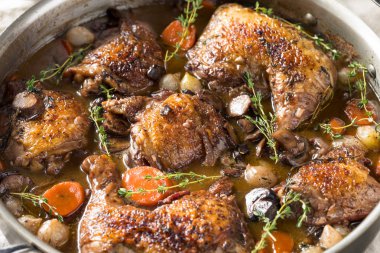 Ev yapımı Fransız Coq Au Vin tavuk sebzeler ve sos ile