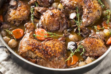Ev yapımı Fransız Coq Au Vin tavuk sebzeler ve sos ile