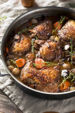 Ev yapımı Fransız Coq Au Vin tavuk sebzeler ve sos ile