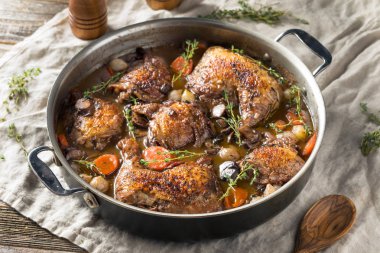 Ev yapımı Fransız Coq Au Vin tavuk sebzeler ve sos ile