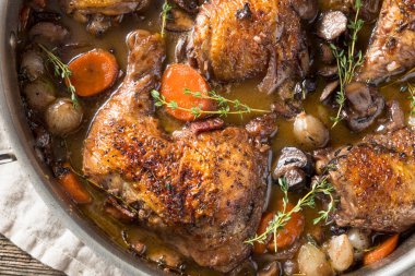 Ev yapımı Fransız Coq Au Vin tavuk sebzeler ve sos ile