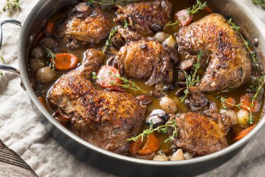 Ev yapımı Fransız Coq Au Vin tavuk sebzeler ve sos ile