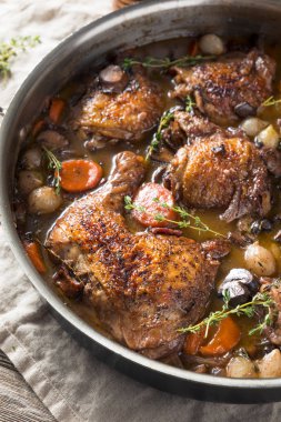 Ev yapımı Fransız Coq Au Vin tavuk sebzeler ve sos ile