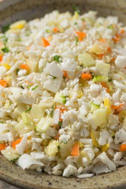 Ham organik beyaz karnabahar pirinç bir kase