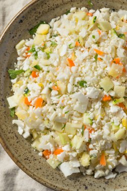 Ham organik beyaz karnabahar pirinç bir kase