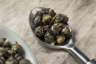 Kurutulmuş organik Yasemin inci çayı bir kase