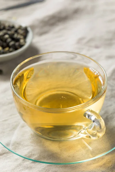 酱油上的有机热乌龙茶 — 图库照片