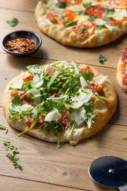 Gurme ev yapımı çeşitli ahşap pizza Pepperoni fesleğen ve peynir ile ateş