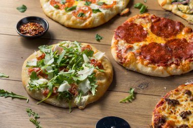 Gurme ev yapımı çeşitli ahşap pizza Pepperoni fesleğen ve peynir ile ateş