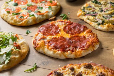 Gurme ev yapımı çeşitli ahşap pizza Pepperoni fesleğen ve peynir ile ateş