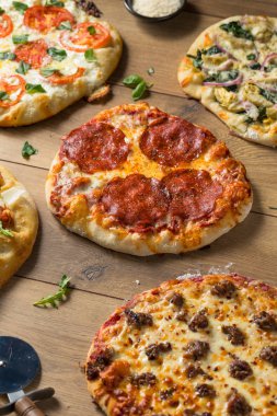 Gurme ev yapımı çeşitli ahşap pizza Pepperoni fesleğen ve peynir ile ateş
