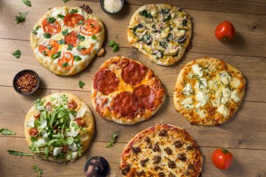 Gurme ev yapımı çeşitli ahşap pizza Pepperoni fesleğen ve peynir ile ateş