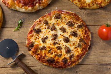 Gurme ev yapımı çeşitli ahşap pizza Pepperoni fesleğen ve peynir ile ateş