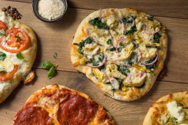 Gurme ev yapımı çeşitli ahşap pizza Pepperoni fesleğen ve peynir ile ateş