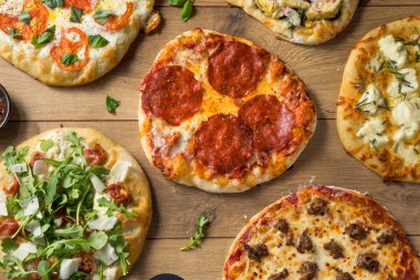 Gurme ev yapımı çeşitli ahşap pizza Pepperoni fesleğen ve peynir ile ateş