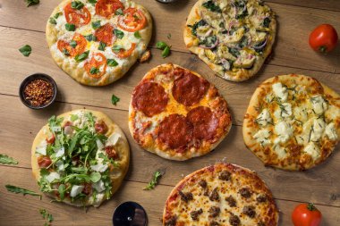 Gurme ev yapımı çeşitli ahşap pizza Pepperoni fesleğen ve peynir ile ateş