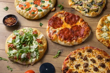 Gurme ev yapımı çeşitli ahşap pizza Pepperoni fesleğen ve peynir ile ateş