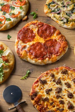 Gurme ev yapımı çeşitli ahşap pizza Pepperoni fesleğen ve peynir ile ateş