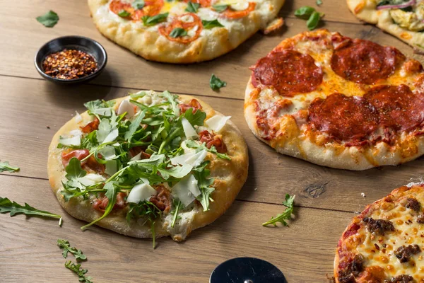 Pizze Gourmet Fatte Casa Legno Assortito Con Basilico Formaggio Salame — Foto Stock