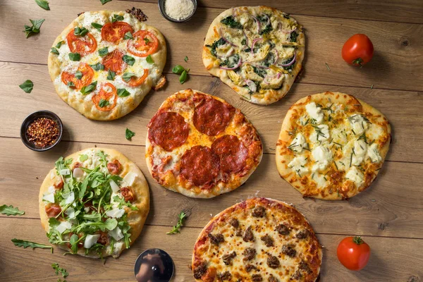 Pizza Gastronomică Casă Asortată Din Lemn Busuioc Brânză Pepperoni — Fotografie, imagine de stoc