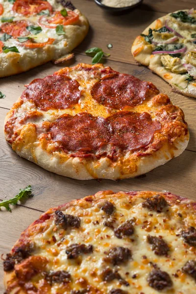 Gurme ev yapımı çeşitli ahşap pizza Pepperoni fesleğen ve peynir ile ateş