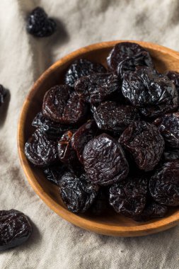 Bir kase içinde ham organik kuru kuru erik