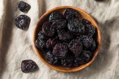 Bir kase içinde ham organik kuru kuru erik