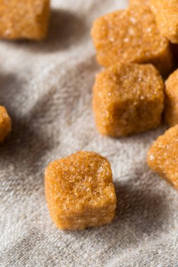 Ham organik kahverengi şeker küpleri hazır kullanım için