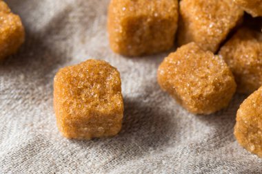 Ham organik kahverengi şeker küpleri hazır kullanım için