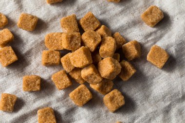 Ham organik kahverengi şeker küpleri hazır kullanım için