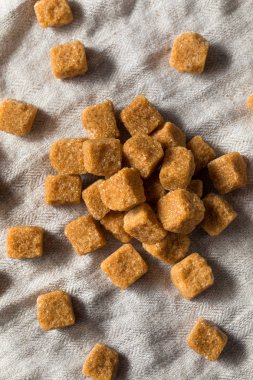 Ham organik kahverengi şeker küpleri hazır kullanım için